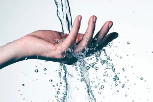 Leia mais sobre o artigo Entenda porque a água alcalina com hidrogênio molecular é superior às águas